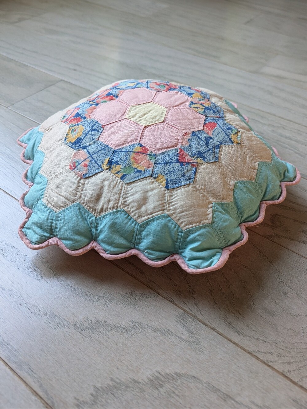 VINTAGE QUILT PILLOW feather filled - Picture 4 of 8